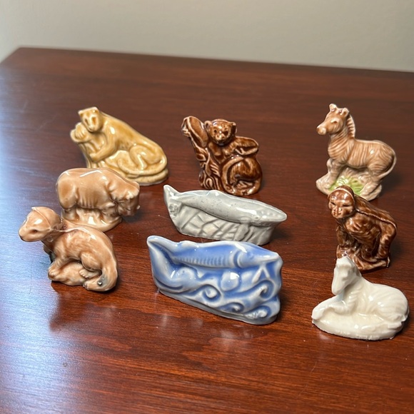 Lot of 9 Vintage Wade Whimsies Red Rose Porcelain Miniature Figurines - Picture 1 of 17